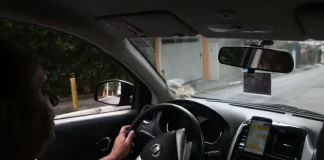 Instrutor de autoescola conduzindo veículo durante aula prática, demonstrando técnicas de direção e segurança no trânsito.