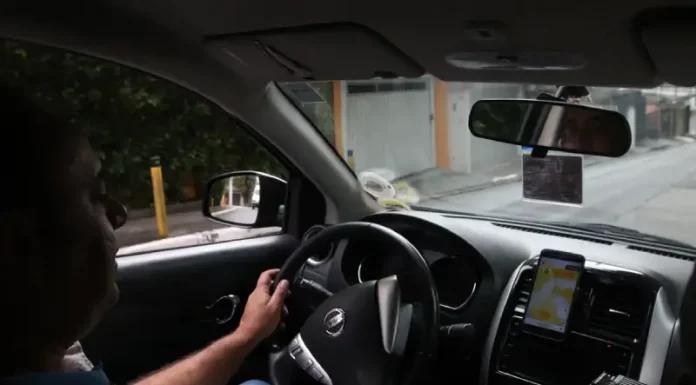 Instrutor de autoescola conduzindo veículo durante aula prática, demonstrando técnicas de direção e segurança no trânsito.