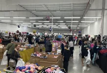 Foto mostra pessoas escolhendo produtos durante o bazar da Fahece em 2024, ilustrando a ação beneficente que arrecada recursos para projetos de saúde.