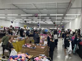 FAHECE promove bazar para construção de novo Centro de Diagnóstico Foto mostra pessoas escolhendo produtos durante o bazar da Fahece em 2024, ilustrando a ação beneficente que arrecada recursos para projetos de saúde.