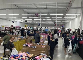 FAHECE promove bazar para construção de novo Centro de Diagnóstico Foto mostra pessoas escolhendo produtos durante o bazar da Fahece em 2024, ilustrando a ação beneficente que arrecada recursos para projetos de saúde.