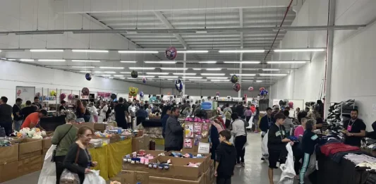 Foto mostra pessoas escolhendo produtos durante o bazar da Fahece em 2024, ilustrando a ação beneficente que arrecada recursos para projetos de saúde.