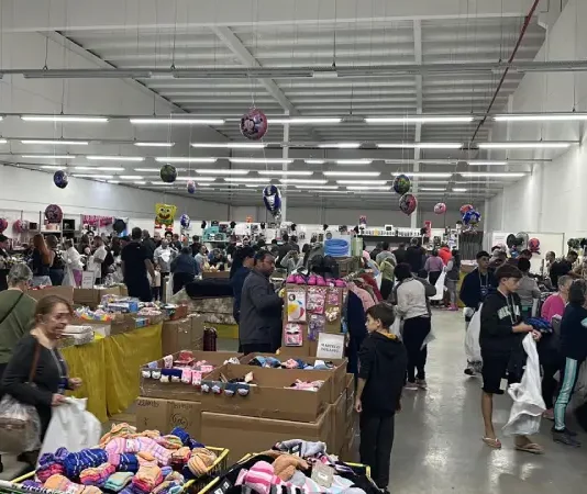 FAHECE promove bazar para construção de novo Centro de Diagnóstico Foto mostra pessoas escolhendo produtos durante o bazar da Fahece em 2024, ilustrando a ação beneficente que arrecada recursos para projetos de saúde.