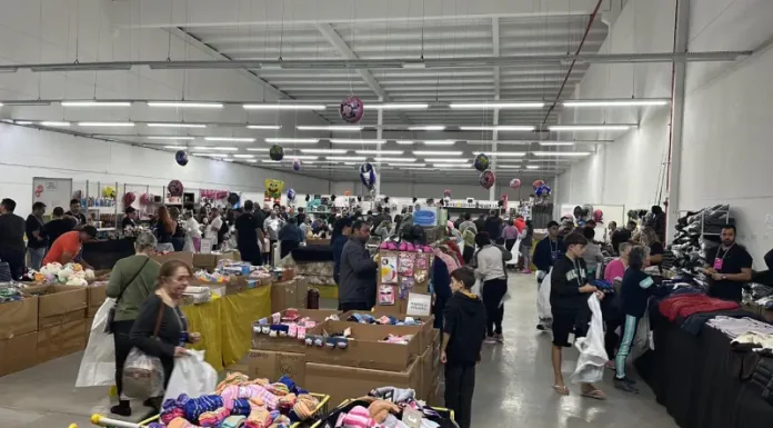 FAHECE promove bazar para construção de novo Centro de Diagnóstico Foto mostra pessoas escolhendo produtos durante o bazar da Fahece em 2024, ilustrando a ação beneficente que arrecada recursos para projetos de saúde.