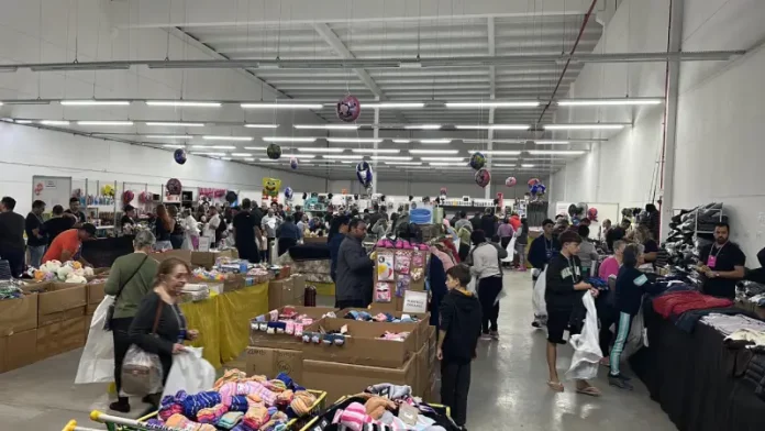 bazar Fahece Foto mostra pessoas escolhendo produtos durante o bazar da Fahece em 2024, ilustrando a ação beneficente que arrecada recursos para projetos de saúde.