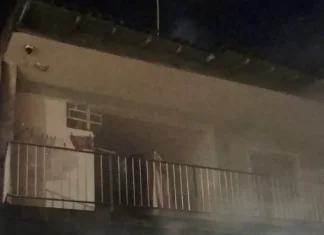 Bombeiros resgatam homem durante incêndio em residência em São José Imagem mostra a fachada de uma residência atingida por incêndio, com fumaça saindo do imóvel durante atendimento do Corpo de Bombeiros em São José.