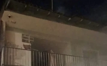 Bombeiros resgatam homem durante incêndio em residência em São José Imagem mostra a fachada de uma residência atingida por incêndio, com fumaça saindo do imóvel durante atendimento do Corpo de Bombeiros em São José.