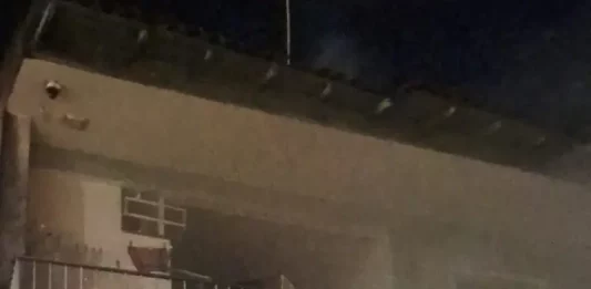 Bombeiros resgatam homem durante incêndio em residência em São José Imagem mostra a fachada de uma residência atingida por incêndio, com fumaça saindo do imóvel durante atendimento do Corpo de Bombeiros em São José.