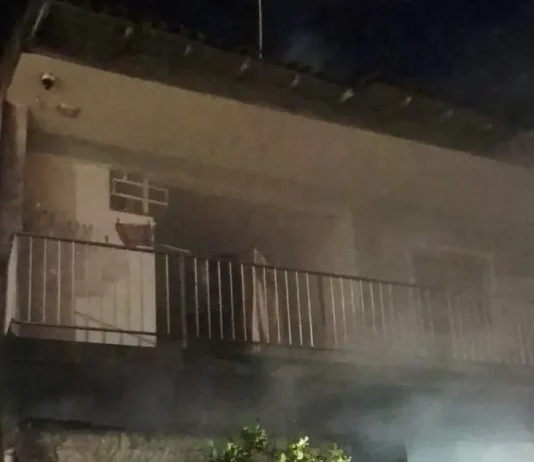 Bombeiros resgatam homem durante incêndio em residência em São José Imagem mostra a fachada de uma residência atingida por incêndio, com fumaça saindo do imóvel durante atendimento do Corpo de Bombeiros em São José.
