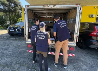 agentes da vigilância sanitária fiscalizando carga de carne imprópria para consumo humano, em baú de caminhão