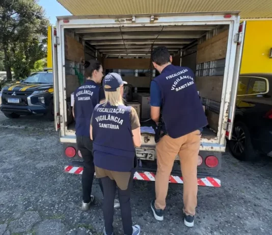 agentes da vigilância sanitária fiscalizando carga de carne imprópria para consumo humano, em baú de caminhão