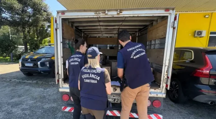 PRF flagra 1,5 tonelada de carne imprópria para consumo humano em Palhoça agentes da vigilância sanitária fiscalizando carga de carne imprópria para consumo humano, em baú de caminhão