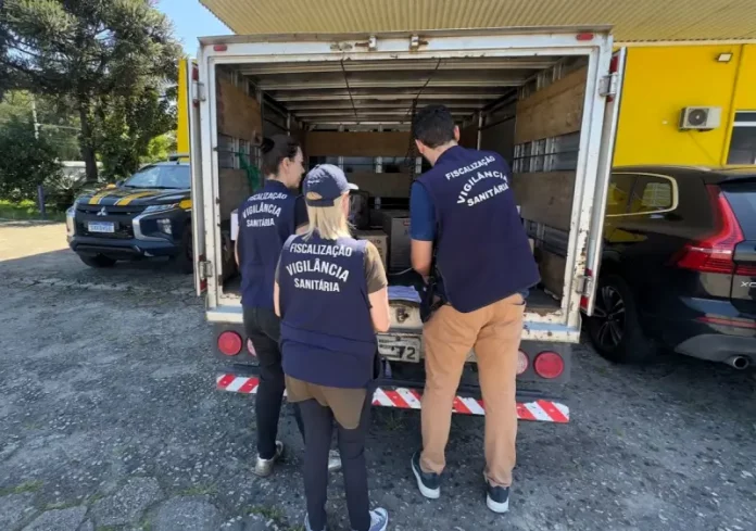 carne imprópria para consumo agentes da vigilância sanitária fiscalizando carga de carne imprópria para consumo humano, em baú de caminhão