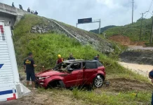 Carro em que estavam o casal e bebê que foi arrastado pela correnteza