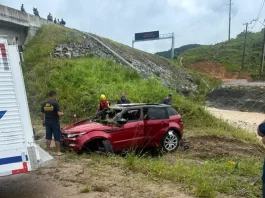 Carro em que estavam o casal e bebê que foi arrastado pela correnteza