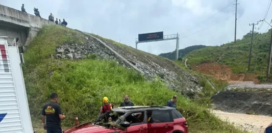 Casal e bebê morrem após carro ser arrastado pela correnteza em Palhoça Carro em que estavam o casal e bebê que foi arrastado pela correnteza