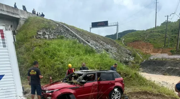 Casal e bebê morrem após carro ser arrastado pela correnteza em Palhoça Carro em que estavam o casal e bebê que foi arrastado pela correnteza