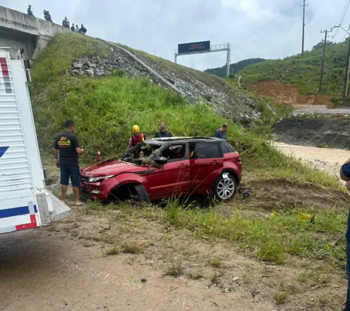 carro arrastado em palhoça Carro em que estavam o casal e bebê que foi arrastado pela correnteza
