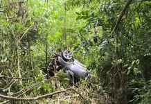 Carro do homem desaparecido Cassiano Roldão da Rosa, encontrado tombado fora da estrada, mostrando o trabalho dos bombeiros na localização do veículo na Serra do Faxinal.