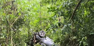 Carro do homem desaparecido Cassiano Roldão da Rosa, encontrado tombado fora da estrada, mostrando o trabalho dos bombeiros na localização do veículo na Serra do Faxinal.