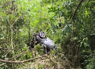 Bombeiros encontram carro e corpo de homem desaparecido na Serra do Faxinal Carro do homem desaparecido Cassiano Roldão da Rosa, encontrado tombado fora da estrada, mostrando o trabalho dos bombeiros na localização do veículo na Serra do Faxinal.