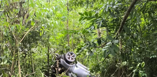 Bombeiros encontram carro e corpo de homem desaparecido na Serra do Faxinal Carro do homem desaparecido Cassiano Roldão da Rosa, encontrado tombado fora da estrada, mostrando o trabalho dos bombeiros na localização do veículo na Serra do Faxinal.