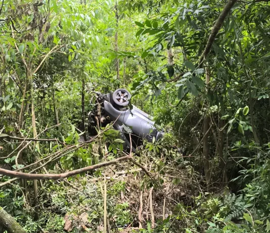Bombeiros encontram carro e corpo de homem desaparecido na Serra do Faxinal Carro do homem desaparecido Cassiano Roldão da Rosa, encontrado tombado fora da estrada, mostrando o trabalho dos bombeiros na localização do veículo na Serra do Faxinal.