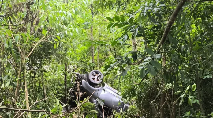 Bombeiros encontram carro e corpo de homem desaparecido na Serra do Faxinal Carro do homem desaparecido Cassiano Roldão da Rosa, encontrado tombado fora da estrada, mostrando o trabalho dos bombeiros na localização do veículo na Serra do Faxinal.