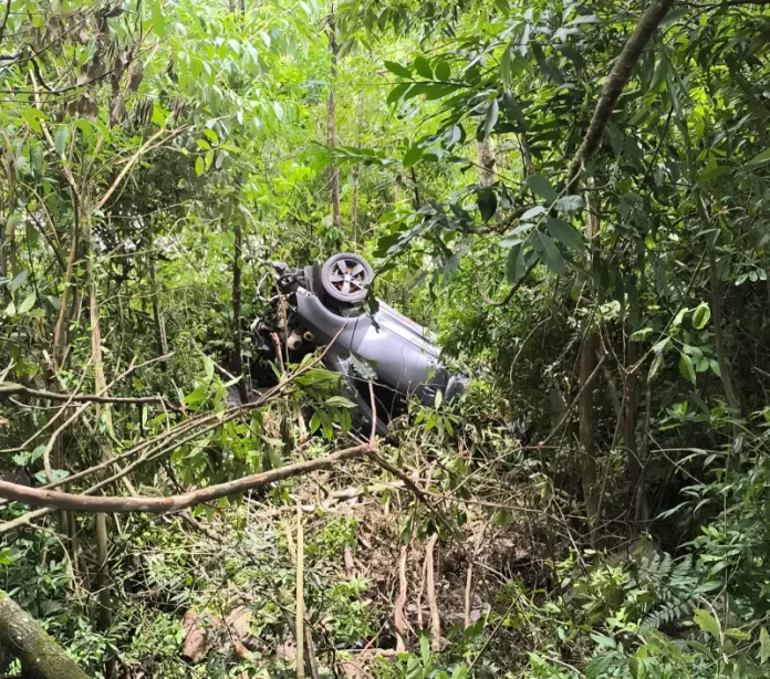 carro de homem desaparecido Carro do homem desaparecido Cassiano Roldão da Rosa, encontrado tombado fora da estrada, mostrando o trabalho dos bombeiros na localização do veículo na Serra do Faxinal.