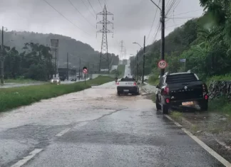 São José registra alagamentos nas primeiras horas de chuva desta terça-feira (09) Carros passam por trecho alagado em São José durante a chuva desta terça-feira, ilustrando os impactos do volume intenso de água nas vias do município.