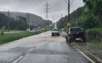 São José registra alagamentos nas primeiras horas de chuva desta terça-feira (09) Carros passam por trecho alagado em São José durante a chuva desta terça-feira, ilustrando os impactos do volume intenso de água nas vias do município.