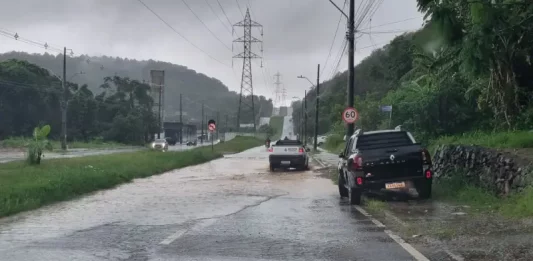 São José registra alagamentos nas primeiras horas de chuva desta terça-feira (09) Carros passam por trecho alagado em São José durante a chuva desta terça-feira, ilustrando os impactos do volume intenso de água nas vias do município.