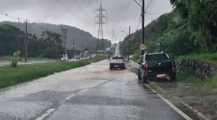 São José registra alagamentos nas primeiras horas de chuva desta terça-feira (09) Carros passam por trecho alagado em São José durante a chuva desta terça-feira, ilustrando os impactos do volume intenso de água nas vias do município.