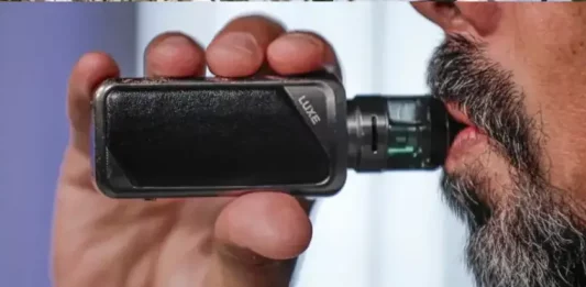 São José sanciona lei para combater uso de cigarros eletrônicos nas escolas Pessoa usando DEF em destaque para reforçar a importância de conscientizar sobre os riscos dos cigarros eletrônicos.