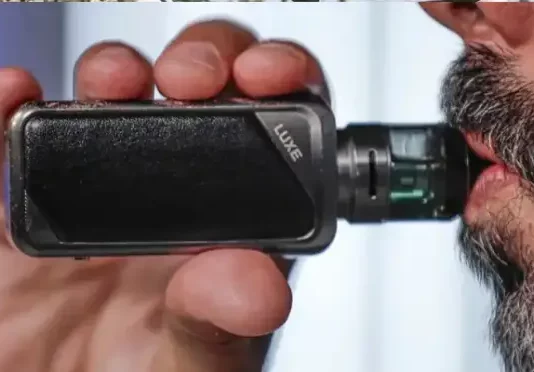 Pessoa usando DEF em destaque para reforçar a importância de conscientizar sobre os riscos dos cigarros eletrônicos.