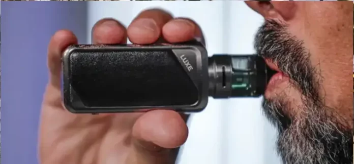 Pessoa usando DEF em destaque para reforçar a importância de conscientizar sobre os riscos dos cigarros eletrônicos.