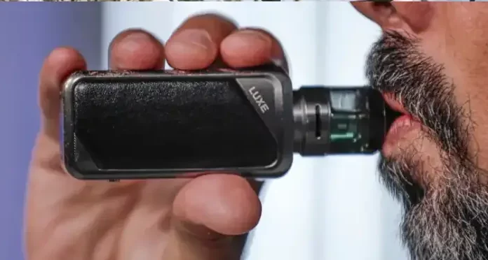 São José sanciona lei para combater uso de cigarros eletrônicos nas escolas Pessoa usando DEF em destaque para reforçar a importância de conscientizar sobre os riscos dos cigarros eletrônicos.