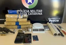 Arma de fogo, munições e drogas apreendidas pela Polícia Militar durante ação que levou à prisão de suspeito por cárcere privado em Criciúma.