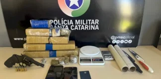 Arma de fogo, munições e drogas apreendidas pela Polícia Militar durante ação que levou à prisão de suspeito por cárcere privado em Criciúma.