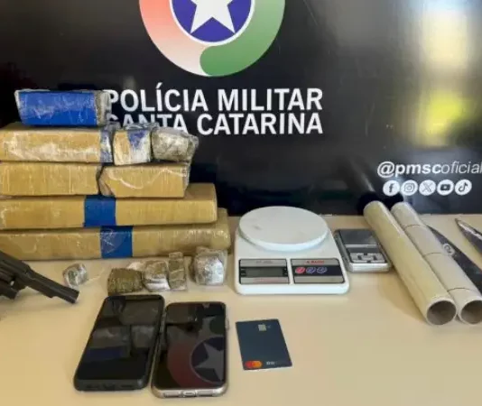 Arma de fogo, munições e drogas apreendidas pela Polícia Militar durante ação que levou à prisão de suspeito por cárcere privado em Criciúma.