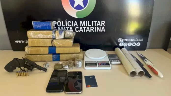 Arma de fogo, munições e drogas apreendidas pela Polícia Militar durante ação que levou à prisão de suspeito por cárcere privado em Criciúma.