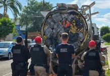 Caminhão de transporte de leite apreendido pela Polícia Federal com 6 toneladas de maconha, durante ação em Dois Vizinhos (PR).