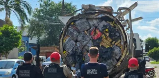 Caminhão de transporte de leite apreendido pela Polícia Federal com 6 toneladas de maconha, durante ação em Dois Vizinhos (PR).