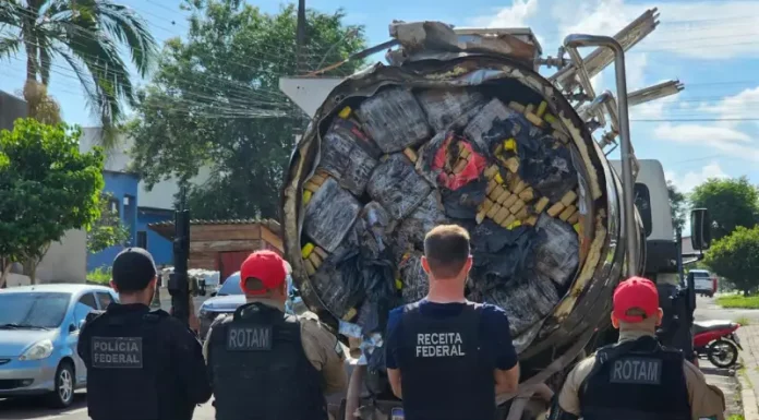 Caminhão de transporte de leite apreendido pela Polícia Federal com 6 toneladas de maconha, durante ação em Dois Vizinhos (PR).