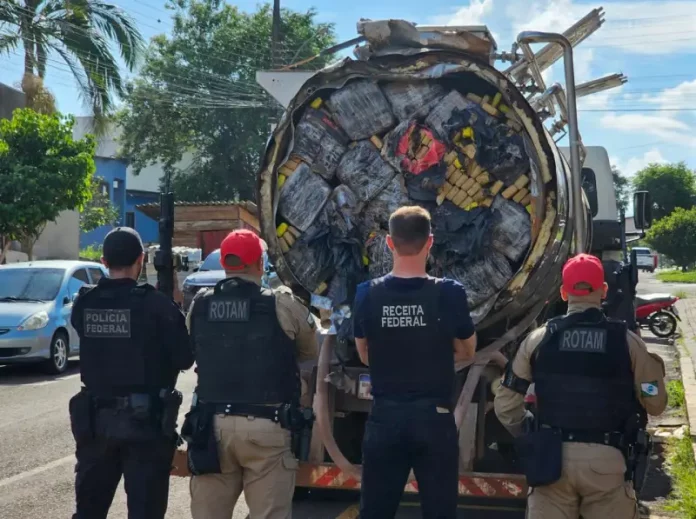 Caminhão de transporte de leite apreendido pela Polícia Federal com 6 toneladas de maconha, durante ação em Dois Vizinhos (PR).