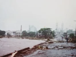 Imagem mostra áreas urbanas de Nova Veneza alagadas durante a Enchente de Natal, evidenciando o impacto das cheias sobre ruas, casas e a infraestrutura da cidade.