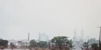 Imagem mostra áreas urbanas de Nova Veneza alagadas durante a Enchente de Natal, evidenciando o impacto das cheias sobre ruas, casas e a infraestrutura da cidade.