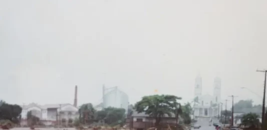 Imagem mostra áreas urbanas de Nova Veneza alagadas durante a Enchente de Natal, evidenciando o impacto das cheias sobre ruas, casas e a infraestrutura da cidade.