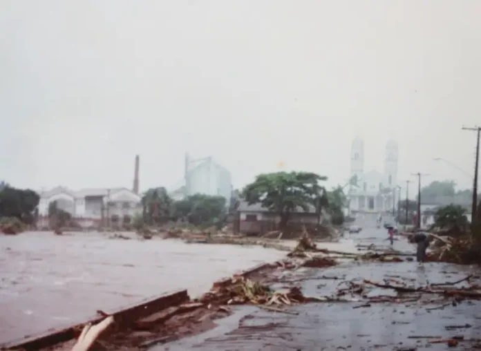Imagem mostra áreas urbanas de Nova Veneza alagadas durante a Enchente de Natal, evidenciando o impacto das cheias sobre ruas, casas e a infraestrutura da cidade.