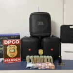 Bens apreendidos pela Polícia Civil durante operação contra golpe do falso consórcio, usados como prova da investigação.